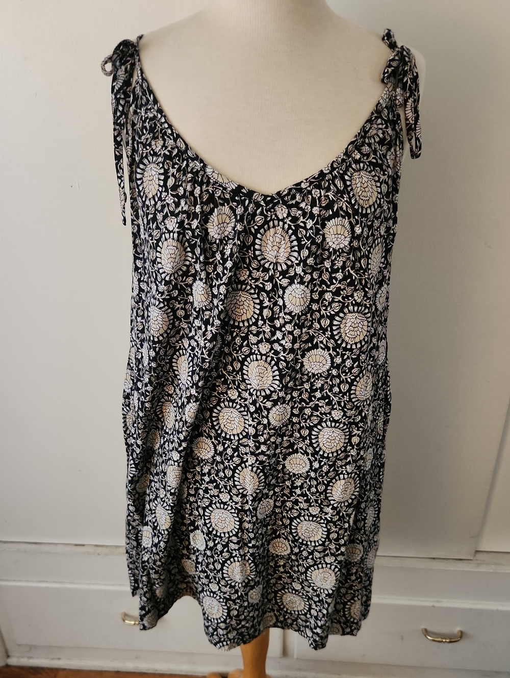 Women’s Black & White Floral Tie-Shoulder Dress